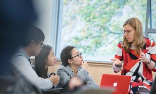Photo of Siobhán McPhee talking to students