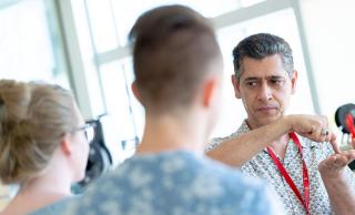 Picture of Ray Taheri talking to students